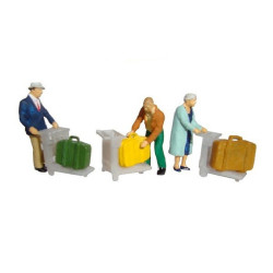 Viajeros recogiendo maletas. 3 Figuras, con complementos, Marca Aneste. Ref: 4033.