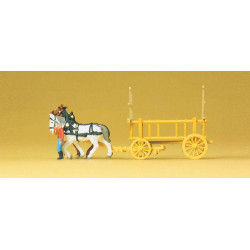 Carro de madera con dos caballos, 2 figuras. Escala N. Marca Preiser, Ref: 79476.