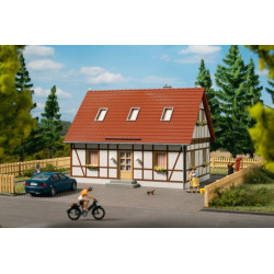 Casa unifamiliar con entramado de madera y P. solares, Escala H0. Marca Auhagen, Ref: 11455.