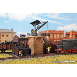 Cargador de carbón con grua para locomotoras de Vapor, Epoca I, Escala H0. Marca Vollmer, Ref: 45718.