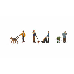 Personas paseando a perros, cuatro figuras, Escala H0, Marca Noch, Ref: 15471.