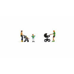 Madres con carritos de bebe paseando y un niño, cuatro figuras, Escala H0, Marca Noch, Ref: 15584.