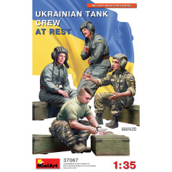 Tripulacion de Tanque Ucraniano en descanso, Escala 1:35. Marca Miniart Models, Ref. 37067.