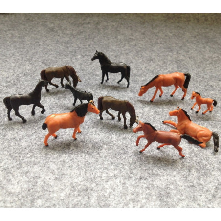Conjunto de 12 caballos para decoración, de escala H0, pintados.