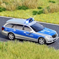 Mercedes Clase E de Policia con Luz Led de Emergencias Azules, Escala H0, Marca Busch, Ref: 5626.