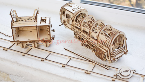 Ugears - Locomotora con ténder, Fabricado en madera contrachapada, Kit de montaje, no se precisa de cola, Escala 1:32,  Ref: 70012