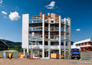 Kibri - Edificio en construcción con accesorios de obra, Escala H0. Ref: 38537.