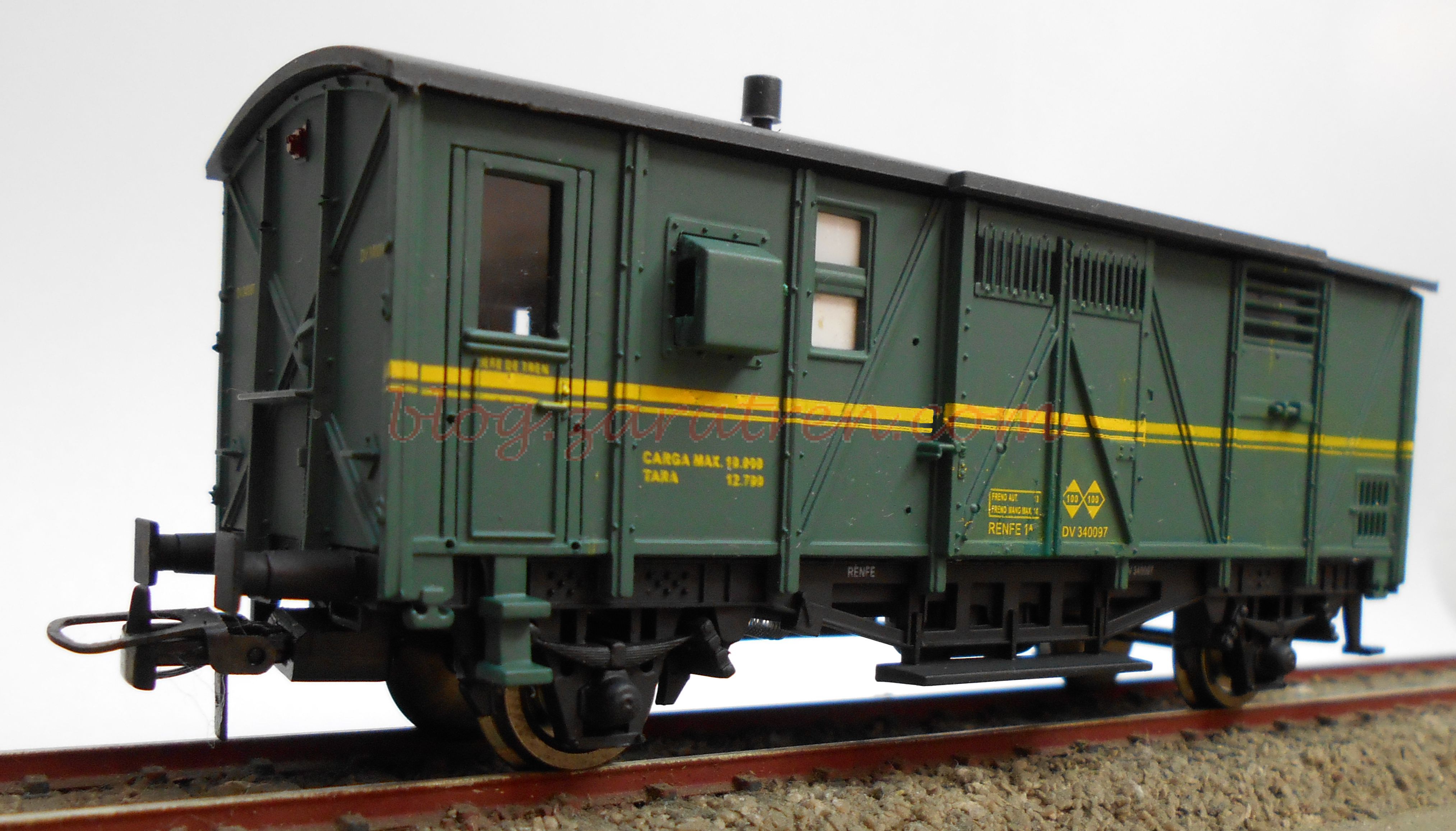 K*Train – Furgón Jefe tren, Verde con franja Amarilla, Escala H0, Ref: 0801-L.