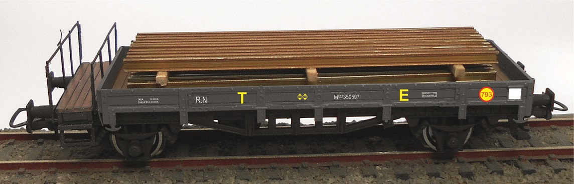 K*Train – Vagón abierto borde bajo con Balconcillo , TE, Gris oscuro, Carga de Carriles, Escala H0, Ref: 0716-I.