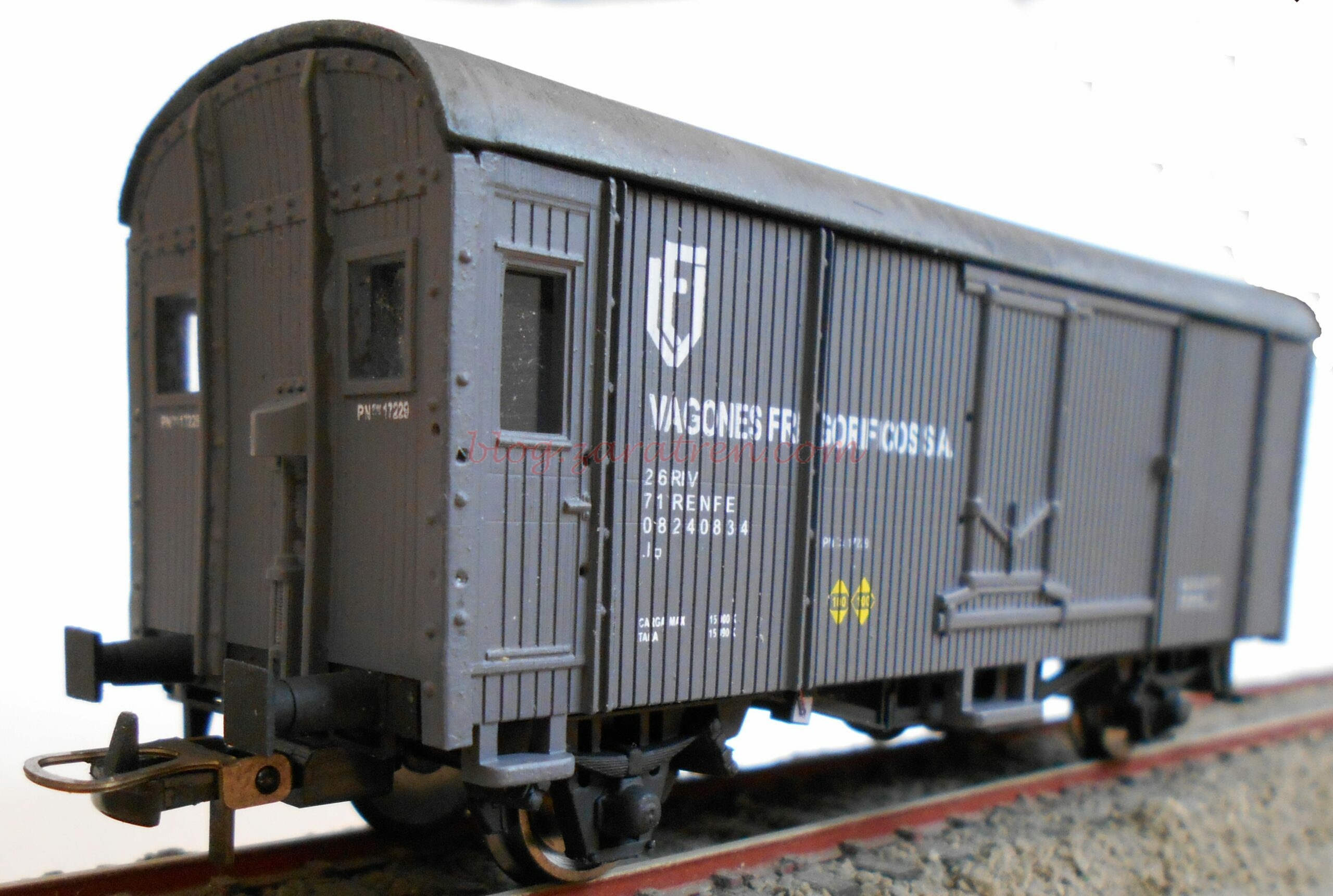 K*Train – Vagón Frigorifico » Vagones Frigorificos S.A. «, Garita Integrada, PN-17229, Epoca III, Escala H0, Ref: 0721-A.