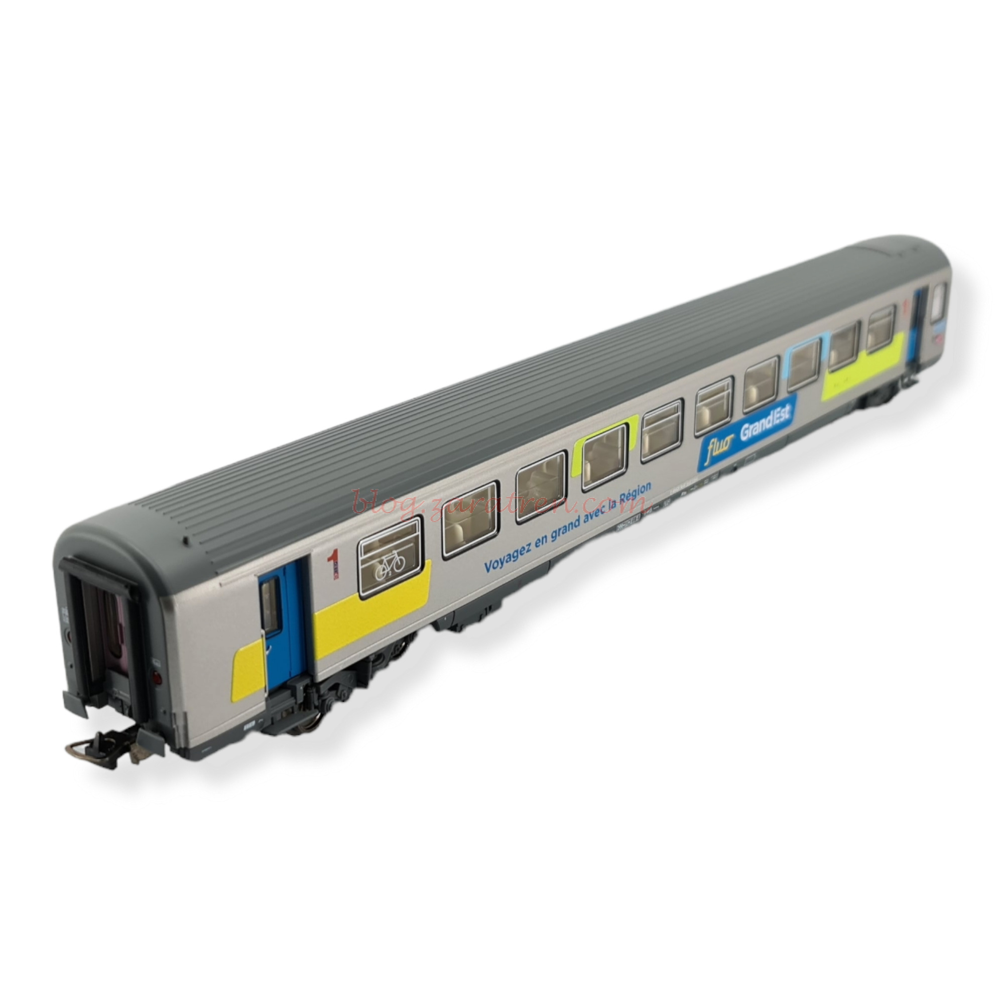 Piko – Coche de pasajeros 1ª Clase Fluo Coral, SNCF, Color Plata, Epoca VI, Escala H0, Ref: 97117