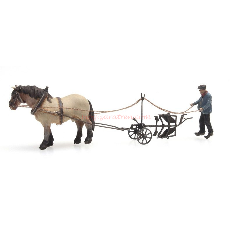 Artitec – Agricultor arando con su caballo, montado y pintado, excelente calidad, Escala N, Ref: 316.068