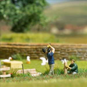 Busch - Dos hombres montando una cerca de madera, Escala H0, Ref: 79853.