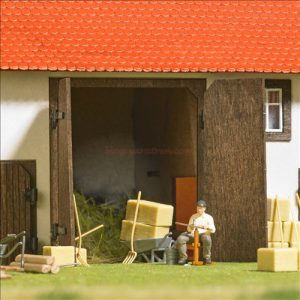 Busch - Agricultor poniendo a punto su herramienta, Escala H0, Ref: 79854