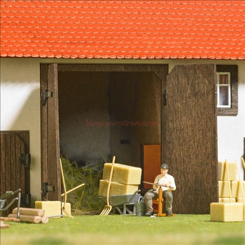 Busch – Agricultor poniendo a punto su herramienta, Escala H0, Ref: 79854