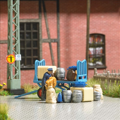 Busch – Mozo llenado el carro de maletas, Escala H0, Ref: 79910.