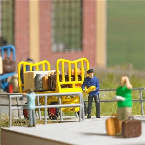 Busch – Mozo empujando el carro lleno de maletas, Escala H0, Ref: 79911.