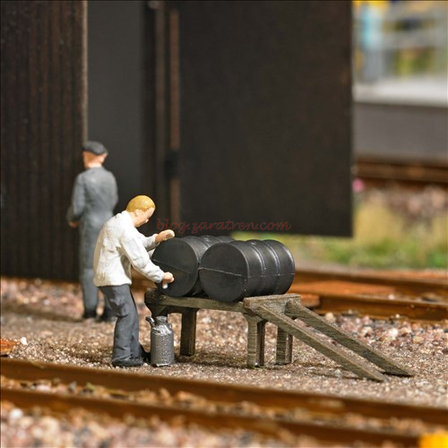 Busch – Mozo accionando el grifo de aceite del barril de petroleo, Escala H0, Ref: 1995.