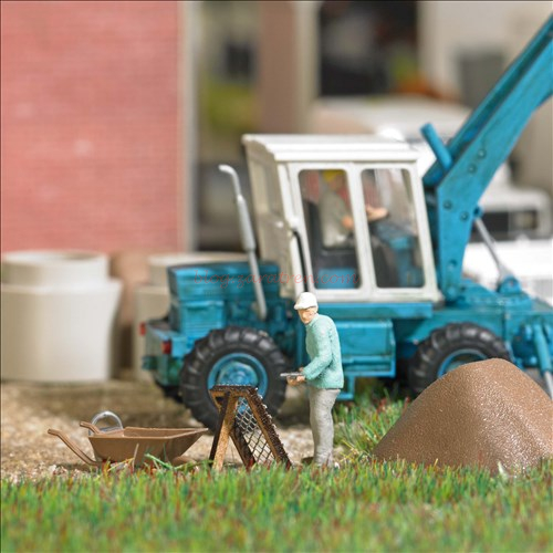 Busch – Trabajador colando la tierra para hacer obra, Escala H0, Ref: 79908.